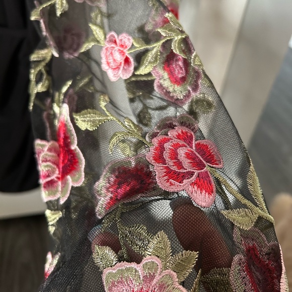 Pretty 🌸VENUS low cut top 🌸 - Picture 4 of 6